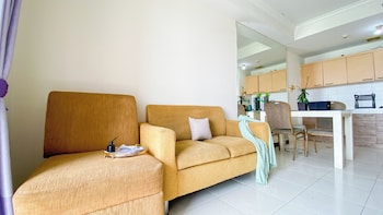 comfortable and restful 2br at great western apartment