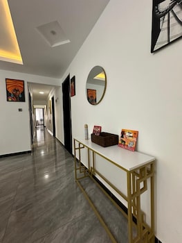 lux suites platinum oak residency