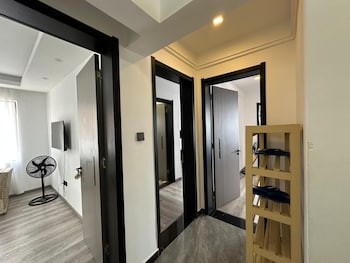lux suites platinum oak residency