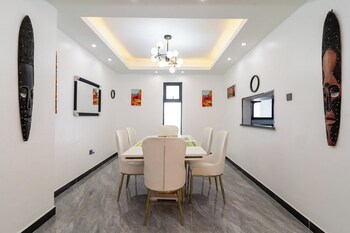 lux suites platinum oak residency