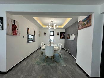 lux suites platinum oak residency