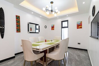 lux suites platinum oak residency