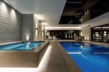 lux suites platinum oak residency