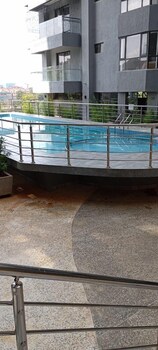 lux suites platinum oak residency