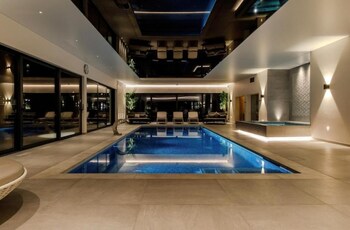 lux suites platinum oak residency