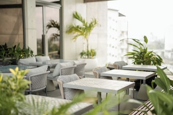 sesaya poshtel and bistro