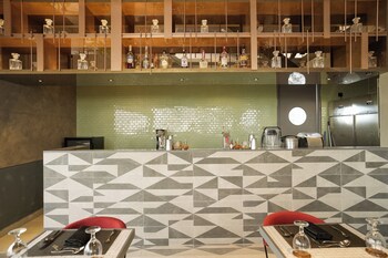 sesaya poshtel and bistro