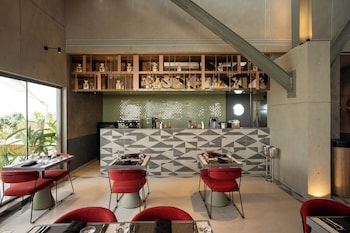 sesaya poshtel and bistro