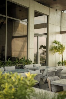 sesaya poshtel and bistro