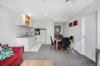 city hideaway 1 br apt with pool gym