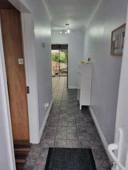 3 Bedrooms - Sleep 7 - Garden - Private Parking,,4 star