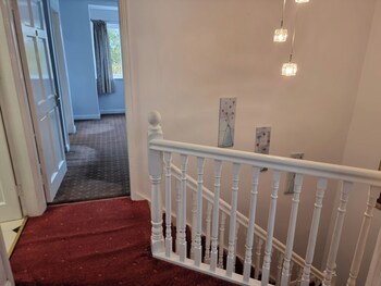 3 Bedrooms - Sleep 7 - Garden - Private Parking,,4 star