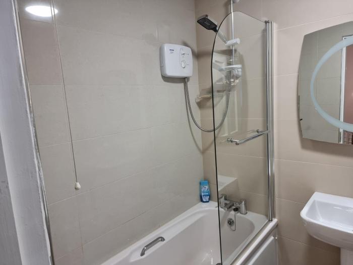 3 bedrooms sleep 7 garden private parking