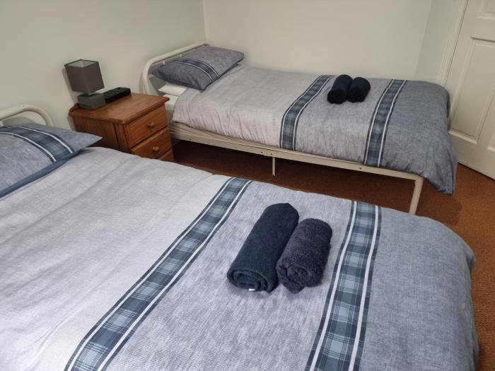 3 bedrooms sleep 7 garden private parking