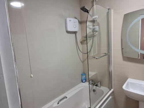 3 bedrooms sleep 7 garden private parking