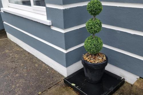 3 bedrooms sleep 7 garden private parking