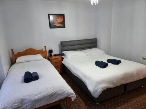 3 bedrooms sleep 7 garden private parking
