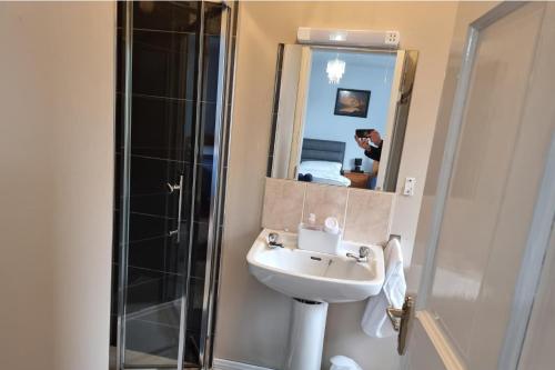 3 bedrooms sleep 7 garden private parking