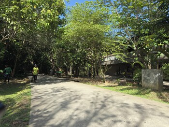 lakwa motel lio beach