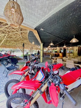 lakwa motel lio beach