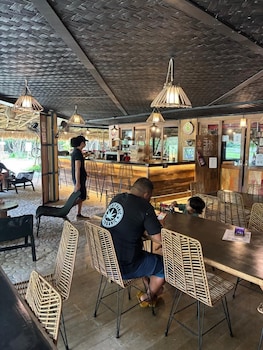 lakwa motel lio beach