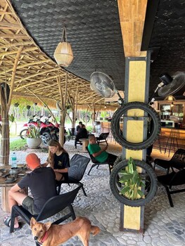 lakwa motel lio beach