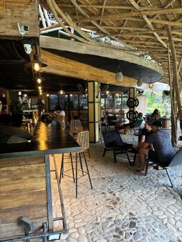 lakwa motel lio beach