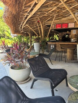 lakwa motel lio beach