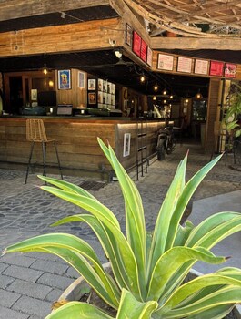 lakwa motel lio beach