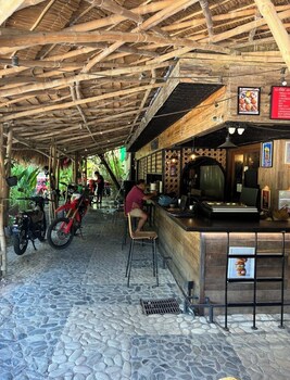 lakwa motel lio beach