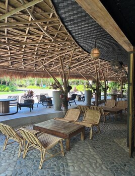 lakwa motel lio beach