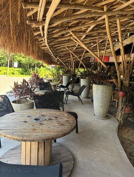 lakwa motel lio beach