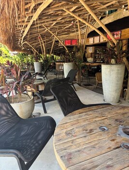 lakwa motel lio beach