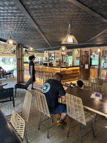 lakwa motel lio beach