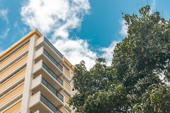 2br 2ba condos in kuhio at waikiki with parking