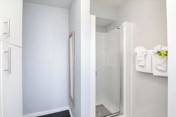 2br 2ba condos in kuhio at waikiki with parking