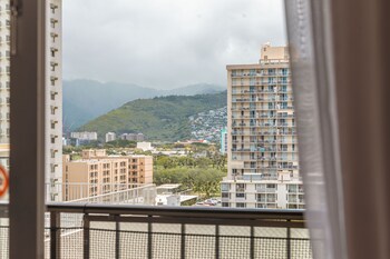2br 2ba condos in kuhio at waikiki with parking
