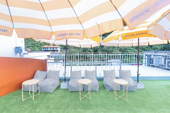 mellow poshtel kata beach