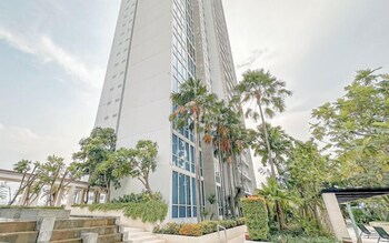 restful and simple 2br at the via and the vue apartment
