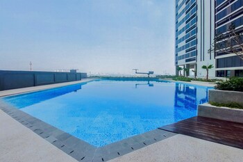 Homey And Good Place 2Br At Collins Boulevard Apartment,,3 star