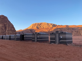wadi rum hikes and camp
