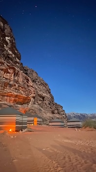 wadi rum hikes and camp