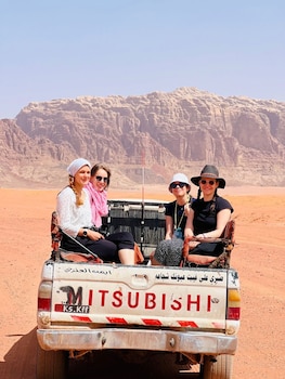 wadi rum hikes and camp
