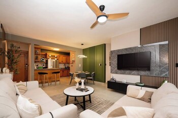 Dream Stay - Pool & Gym - 10Min Airport & Homs,,2 star