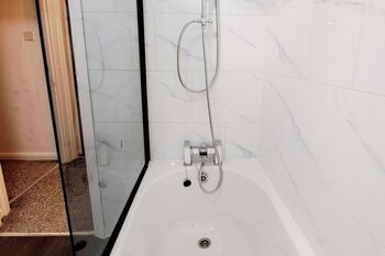 2 Bedroom House In Leeds - Sleeps 5, Wifi, Parking,,3 star