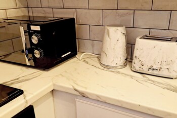 2 Bedroom House In Leeds - Sleeps 5, Wifi, Parking,,3 star