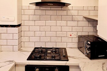 2 Bedroom House In Leeds - Sleeps 5, Wifi, Parking,,3 star