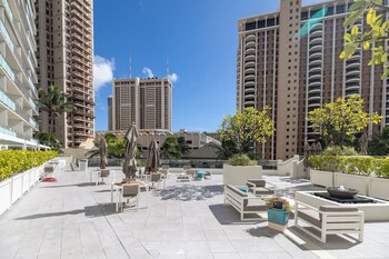 ilikai hotel condo at waikiki no parking