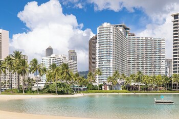 ilikai hotel condo at waikiki no parking