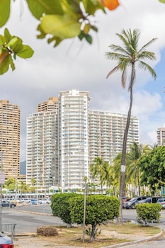 ilikai hotel condo at waikiki no parking
